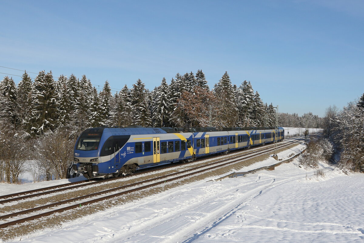 430 015 (ET 315) war am 13. Dezember 2022 bei Grabensttt in Richtung Mnchen unterwegs.