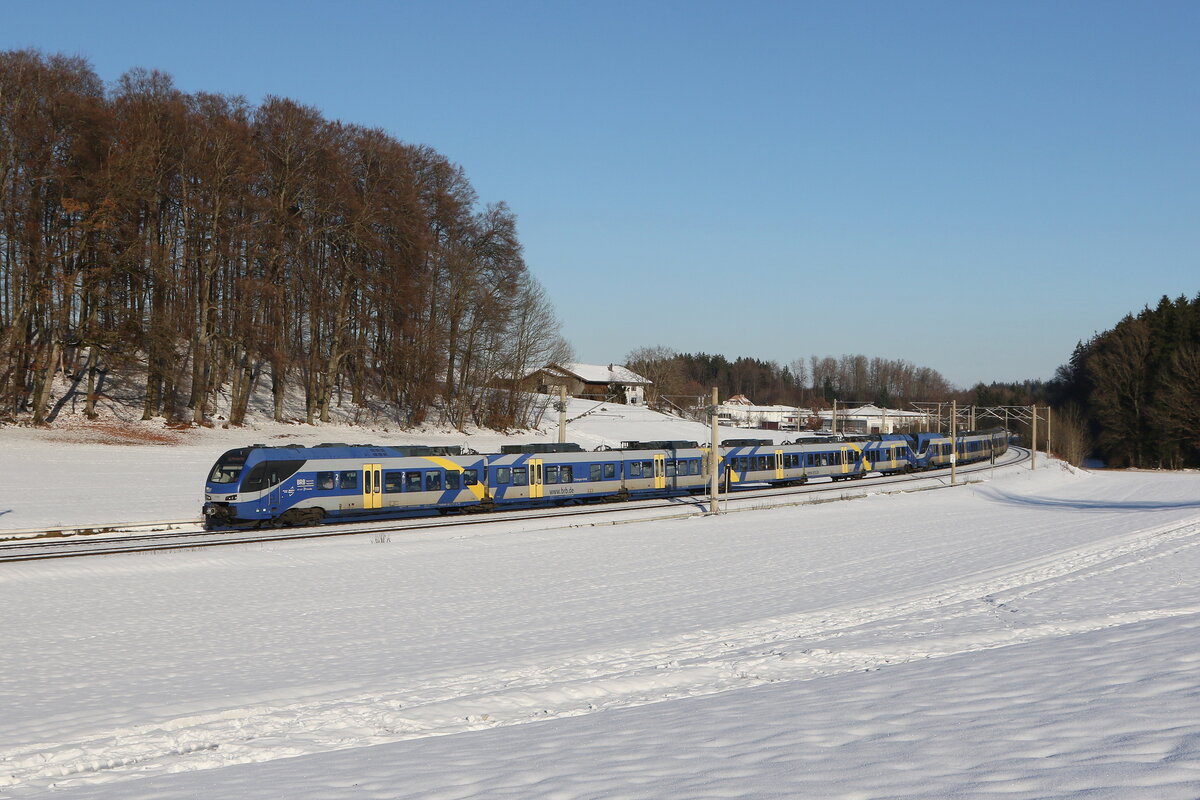 430 018 und 430 027 aus Freilassing kommend am 7. Dezember 2023 bei Axdorf.