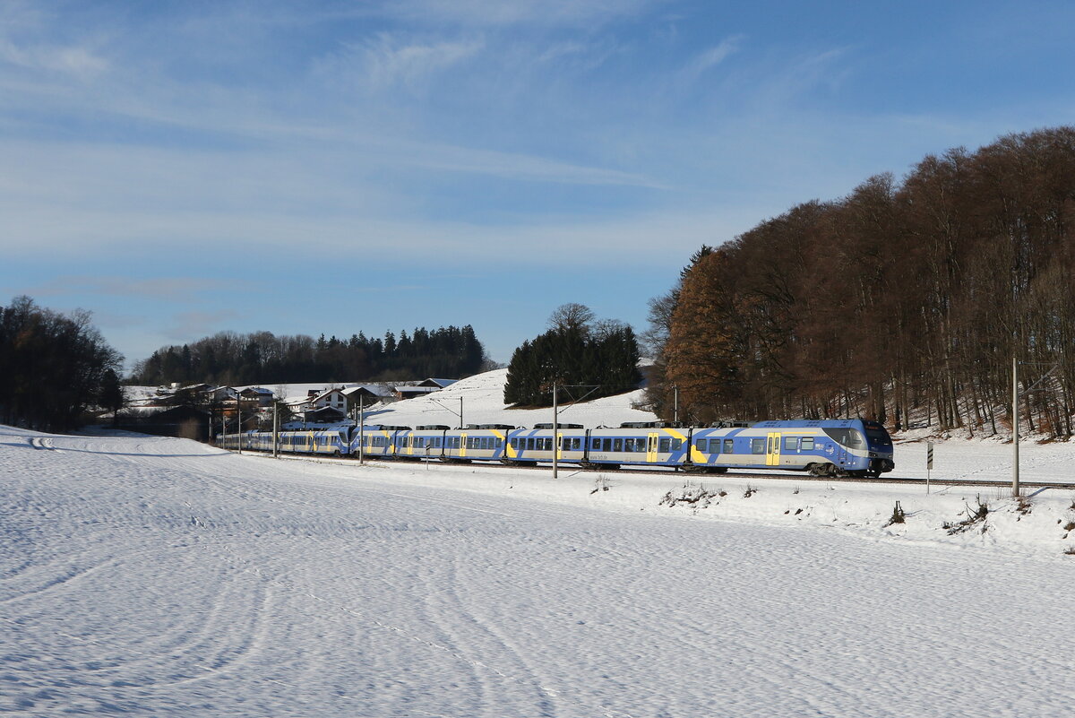 430 020, 430 015 und 430 024 waren am 9. Dezember 2023 bei Axdorf im Chiemgau auf dem Weg nach Freilassing.