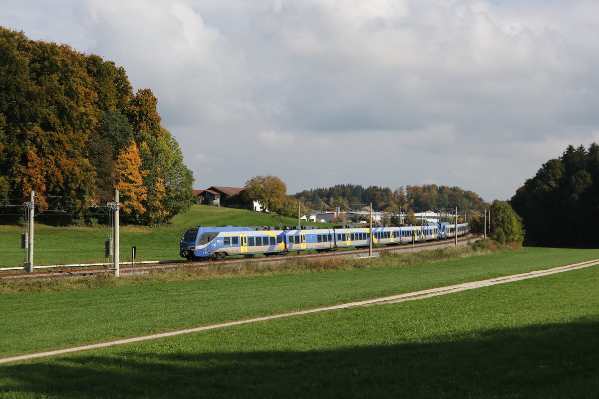 430 022 und 430 003 auf dem Weg nach M�nchen. Aufgenommen am 15. Oktober 2025 bei Axdorf.