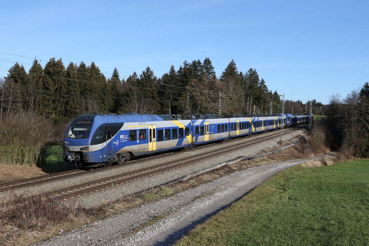 430 022 und 430 026 am 30. Dezember 2022 bei Grabensttt im Chiemgau.