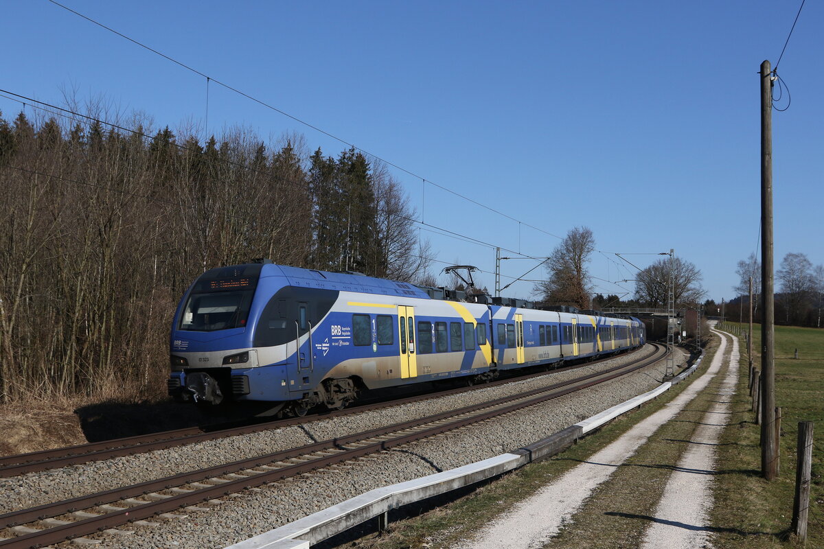 430 023 aus Salzburg kommend am 9. Februar 2023 bei Sossau im Chiemgau.