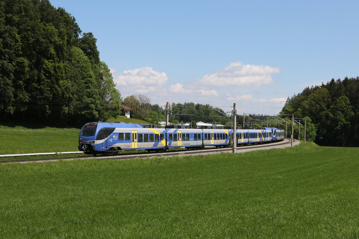 430 024 und 430 016 waren am 12. Mai 2024 bei Axdorf auf dem Weg nach Mnchen.