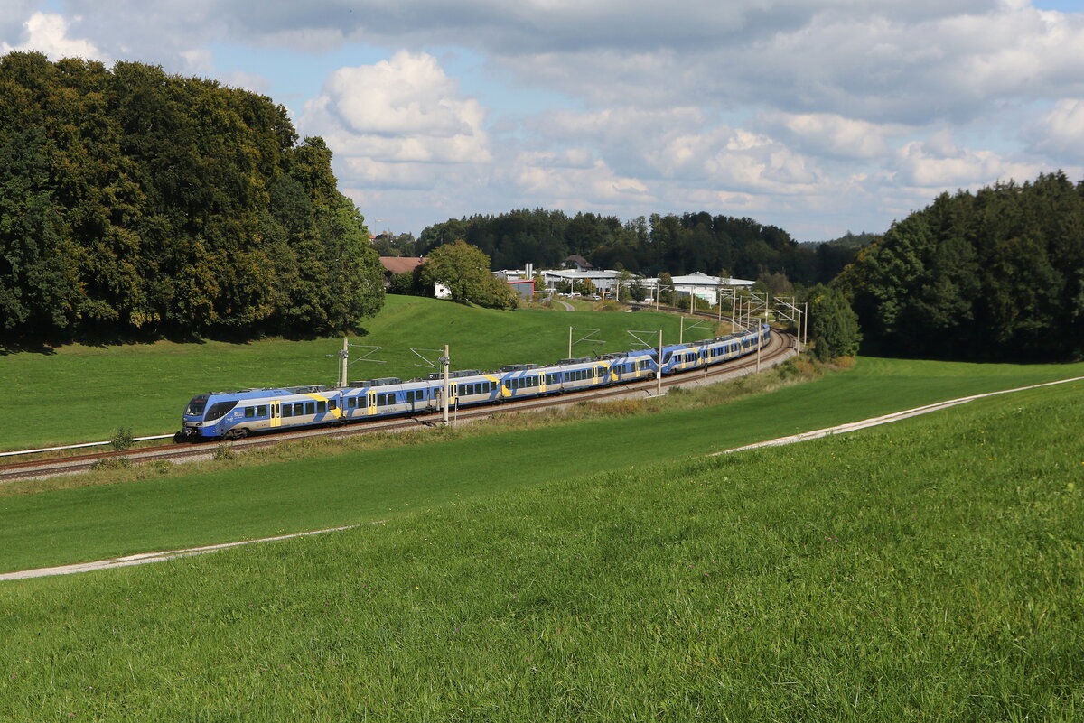 430 024 und 430 08 waren am 1. Oktober 2025 bei Axdorf auf dem Weg nach M�nchen.