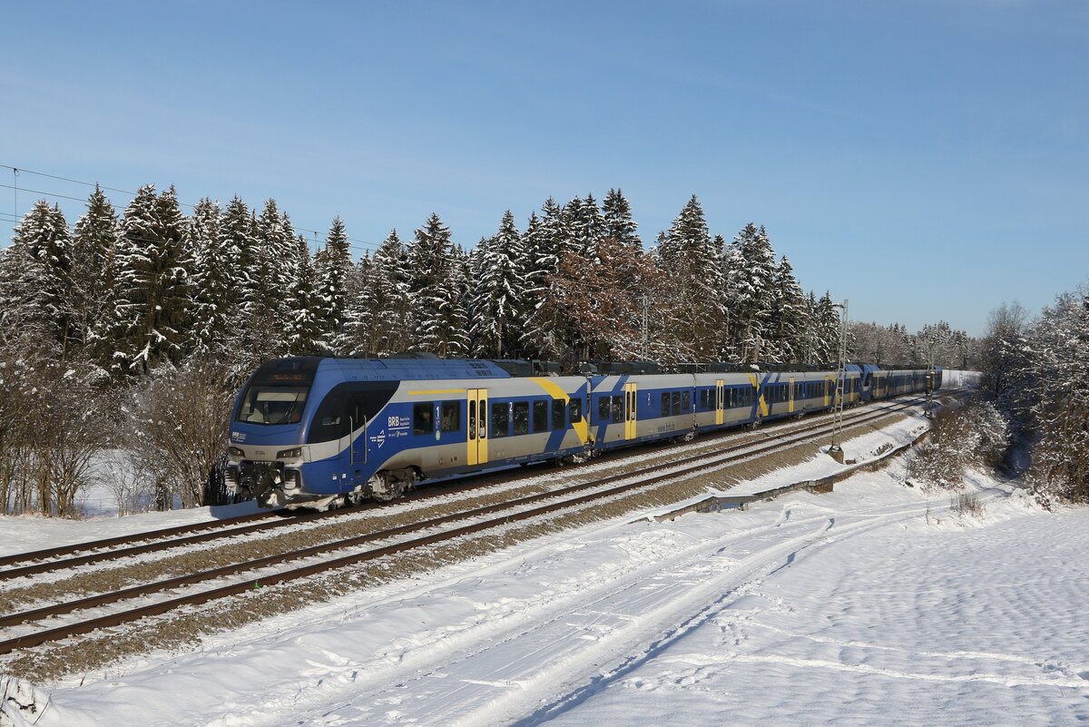 430 024 (ET 324) aus Salzburg kommend am 13. Dezember 2022 bei Grabensttt im Chiemgau.