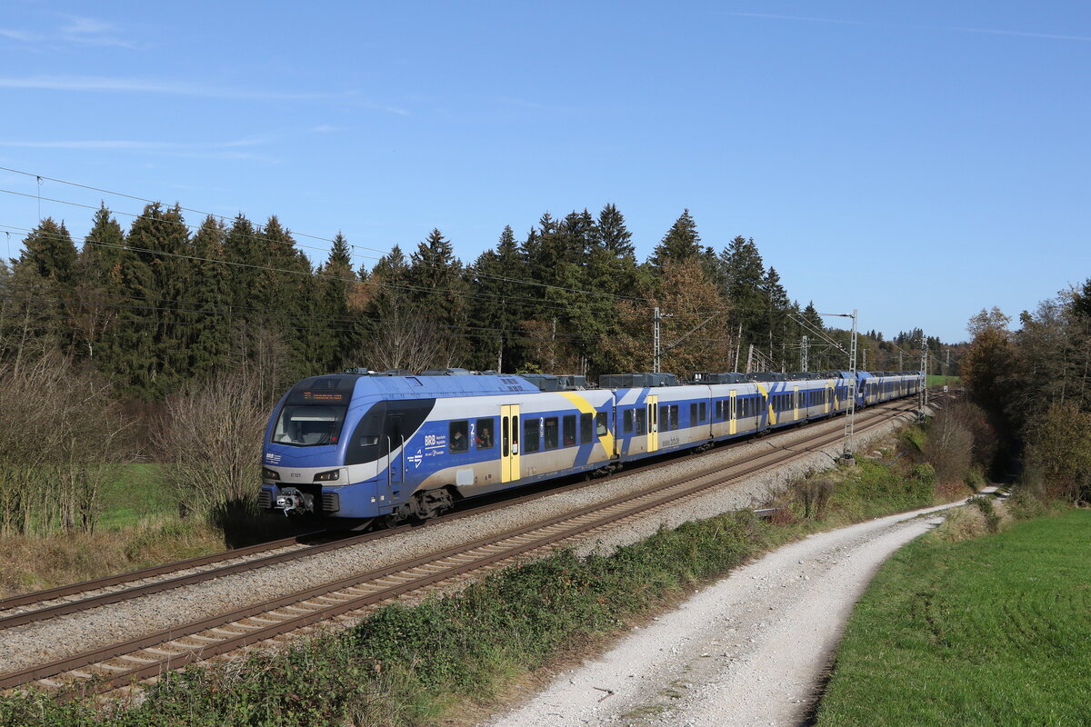 430 027 und 430 015 aus Freilassing kommend am 31. Oktober 2022 bei Grabensttt.