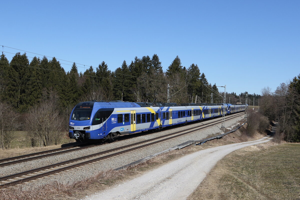 430 324 aus Salzburg kommend am 9. Mrz 2022 bei Grabensttt im Chiemgau.