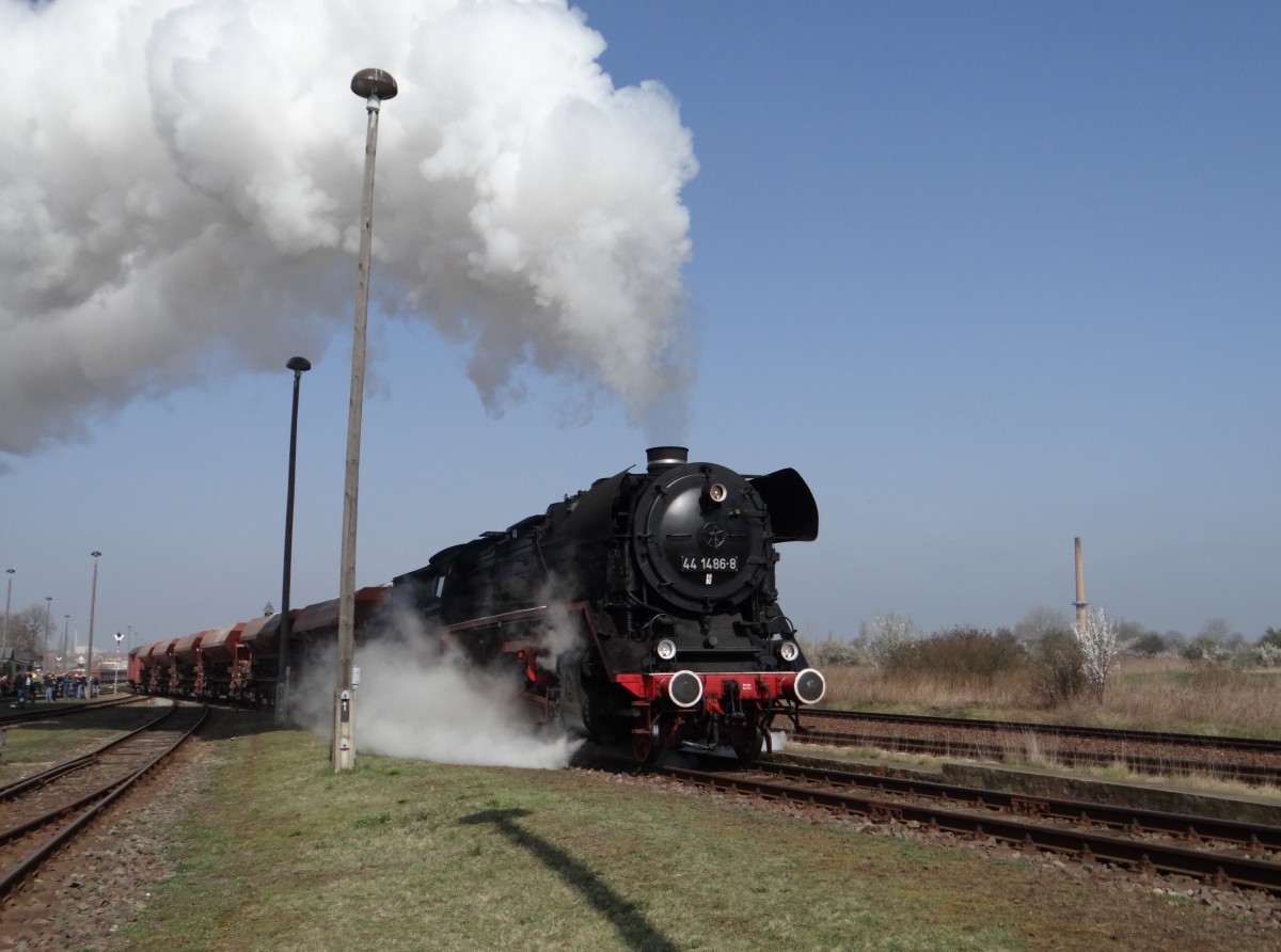 44 1486-8 zusehen mit einem G�terzug beim Bw Fest in Sta�furt am 29.03.14.