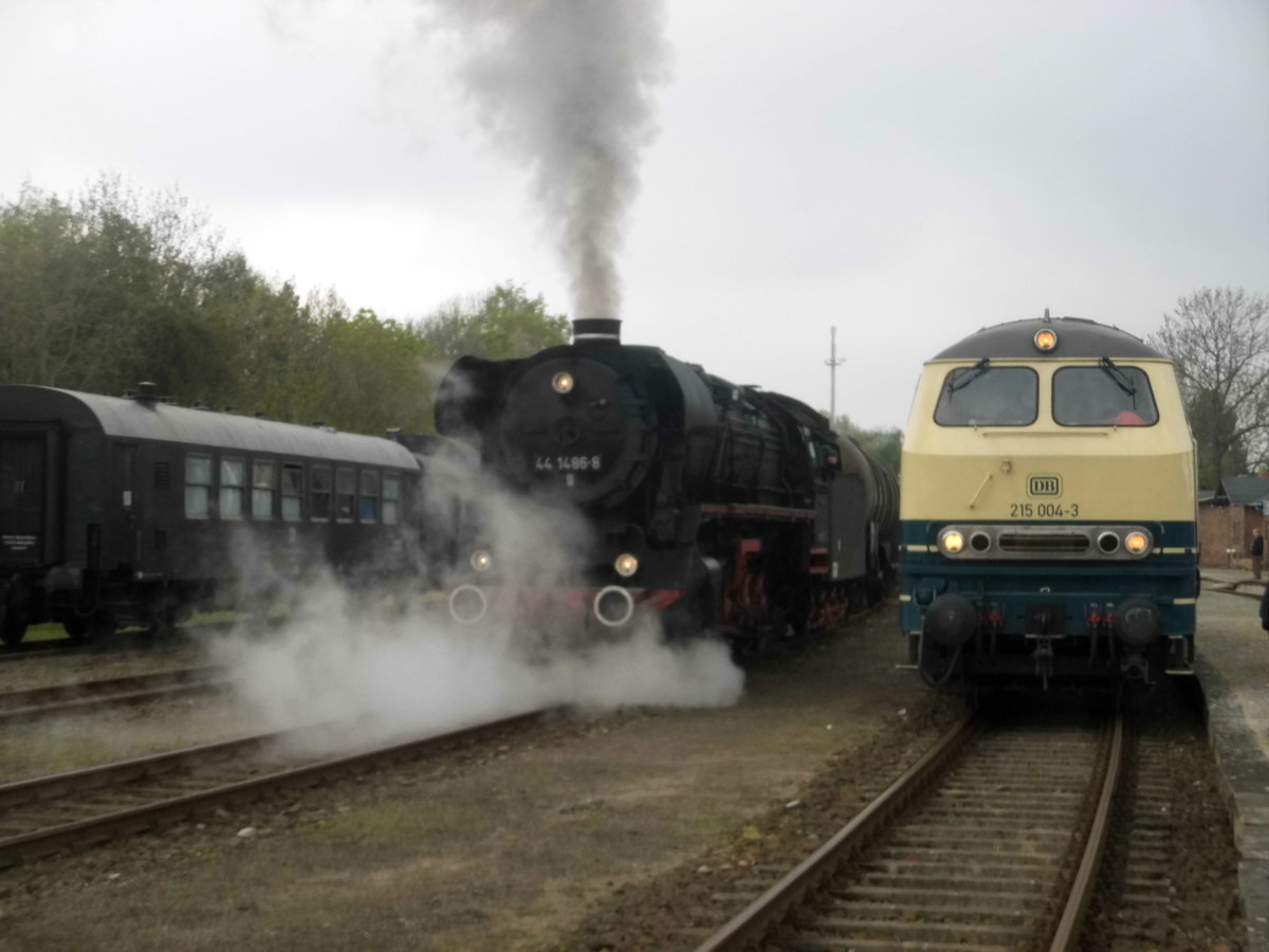 44 1486 unterwegs zum Startpunkt der Scheineinfahrt, whrend 215 004 (225 004) in Egeln eine Pause am 6.5.17 macht