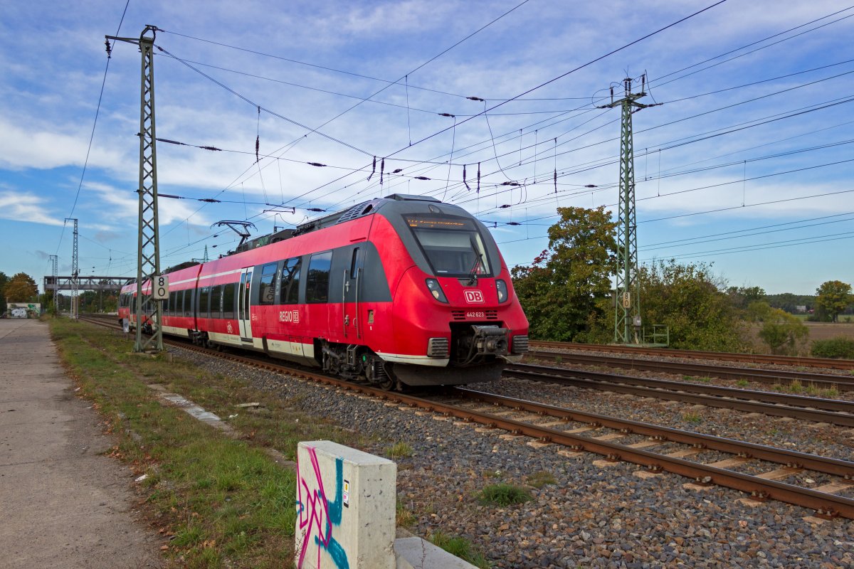 442 123 verlsst auf dem Weg nach Knigs Wusterhausen Saarmund. Etwas spter im Herbst 2020, ab Anfang November nehmen auch die Zge dieser Linie den Weg ber den Bahnhof des neuen Flughafens BER.