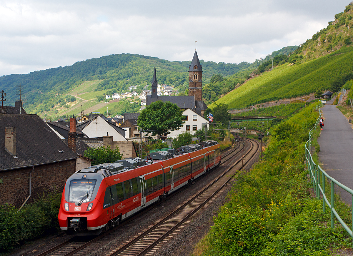 
442 200 / 442 700  (94 80 0442 200-2 D-DB usw.) ein vierteiliger Bombardier Talent 2 der DB Regio mit dem Taufnamen  Hatzenport  fährt am 21.06.2014, als RB 81  Moseltal-Bahn  (Trier - Cochem - Koblenz), von Hatzenport weiter in Richtung Koblenz. 

Der  Hamster  wurde 2009 bei Bombardier Transportation GmbH in Hennigsdorf unter der Fabriknummer HEN 25565 gebaut. 