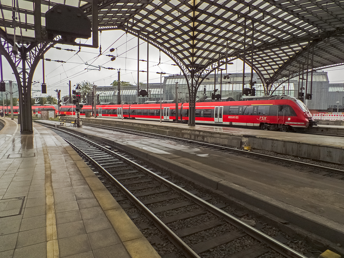 442 260 und 262 verlassen am 26.08.14 als RE9 nach Siegen den Kölner Hauptbahnhof. Beim Rhein-Sieg-Express denkt man wohl aktuell darüber nach, die bei den Fahrgästen unbeliebten und darüber hinaus auch zu kleinen 442er gegen Doppelstockgarnituren zu tauschen. Doch muss sich erstmal ein Regio-Standort finden, der zum Tausch bereit ist...