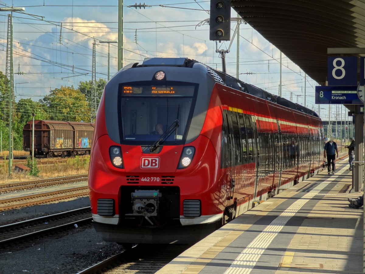 442-270 ist als RB von Bamberg nach Kronach unterwegs.
Aufgenommen im August 2014 im Startbahnhof Bamberg.
Platz.3(Bild des Monats)August.2014