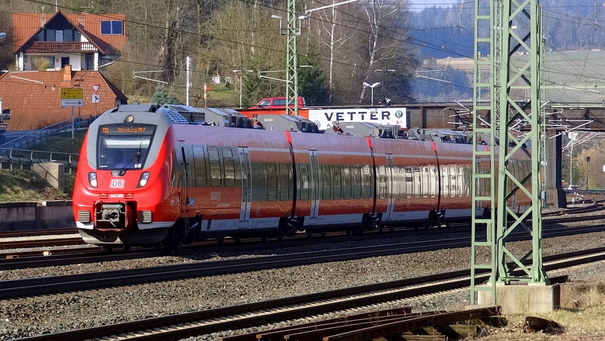442-309 ist als RB nach Nürnberg Hbf kurz vor Erreichen des Bahnhofes Kronach.
Aufgenommen im März 2014.