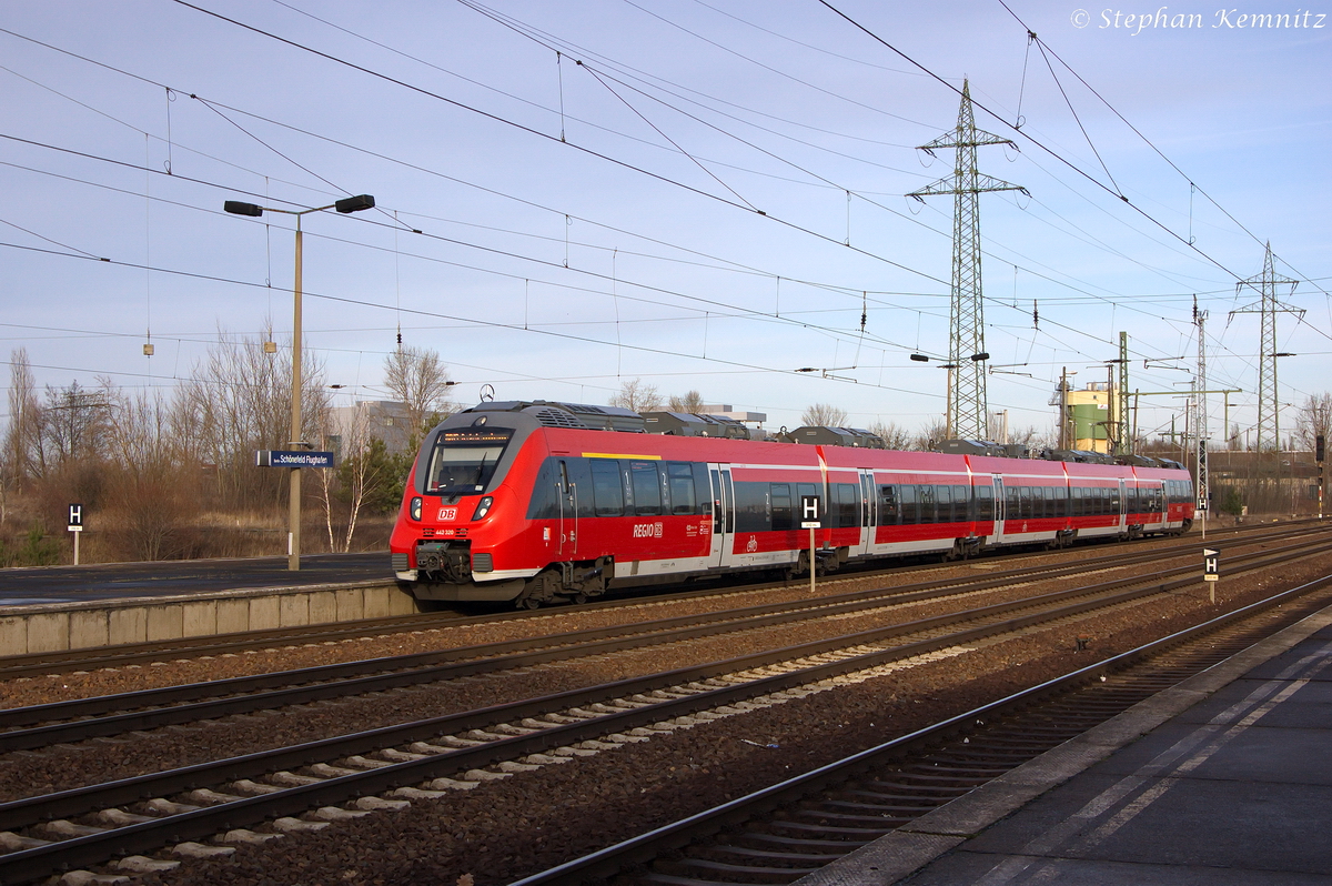 442 320-8 als RB19 (RB 18568) von Senftenberg nach Berlin Gesundbrunnen, bei der Einfahrt in Berlin-Schönefeld Flughafen. Mit der neuen Linie RB19, seid Fahrplanwechsel am 15.12.2013, wurde eine Direktanbindung der Berliner Bahnhöfe Gesundbrunnen, Potsdamer Platz und Südkreuz zum Flughafen Schönefeld eingerichtet und nach Senftenberg weitergeführ. 03.01.2014