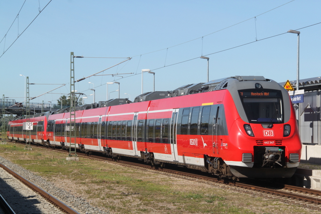 442 347 als S1 von Warnemnde nach Rostock Hbf kurz vor der Ausfahrt im Haltepunkt Warnemnde Werft.09.08.2015