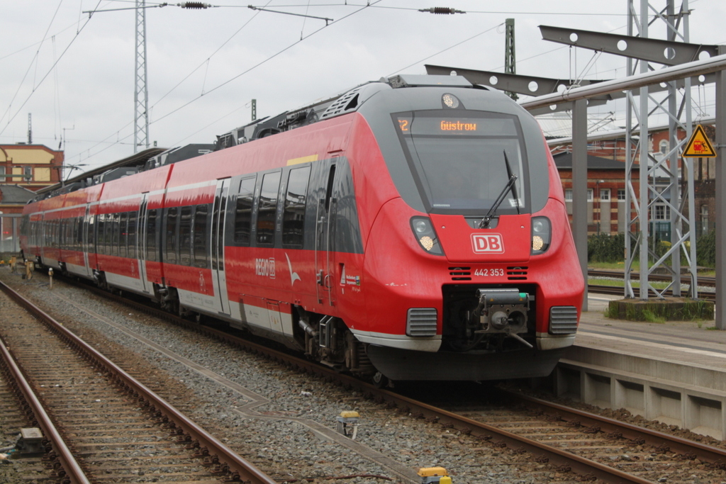 442 353 als S2(Rostock-Güstrow)kurz vor der Ausfahrt im Rostocker Hbf.11.08.2017