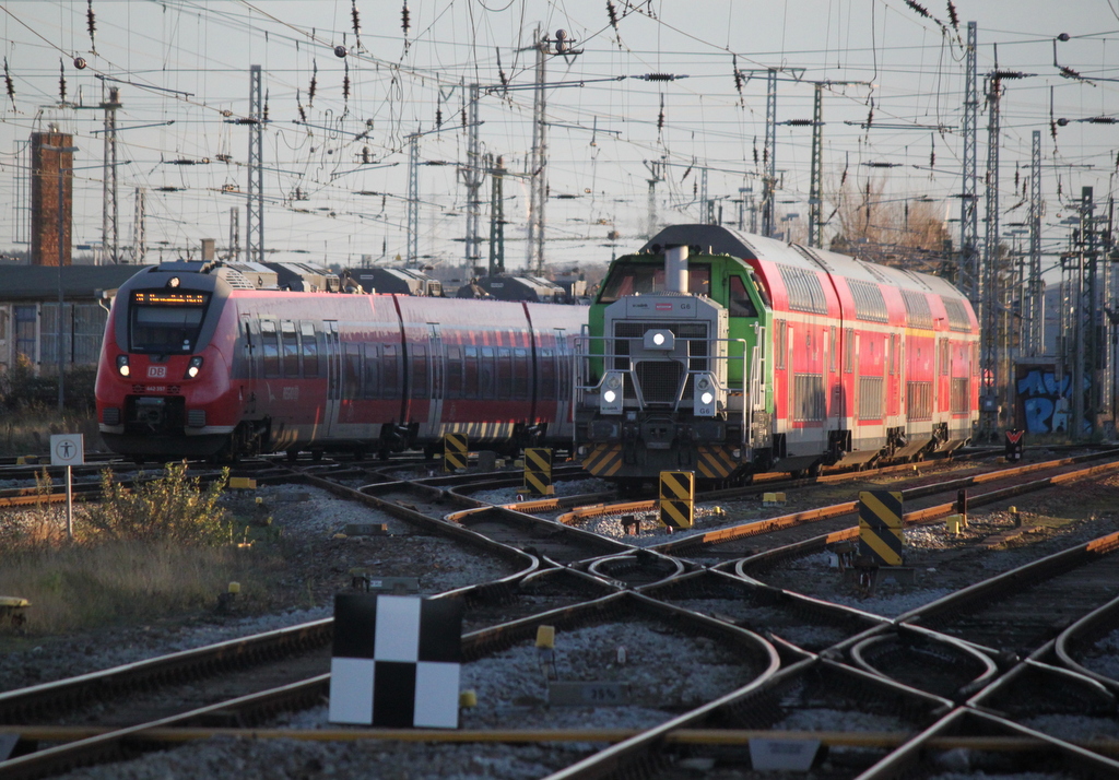 442 357 als S3 von Güstorw nach Warnemünde-Werft bei der Einfahrt im Rostocker Hbf. neben an stand 650 114-8 mit einigen Wagen.30.12.2019