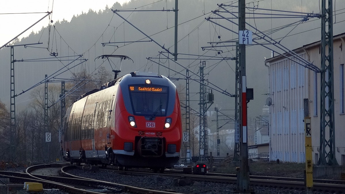 442-608 ist als RB nach Saalfeld unterwegs.
Hier ist sie kurz vor Erreichen des Bahnhofes Kronach.
Aufgenommen im März 2014.