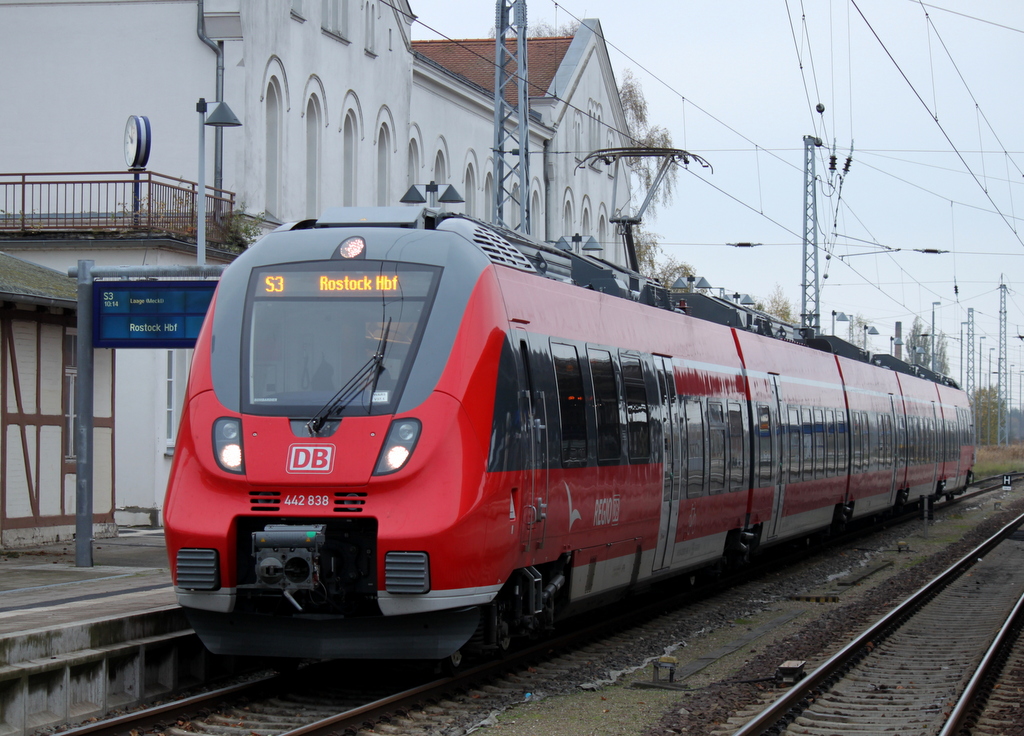 442 838-9 als S3 von Gstrow nach Rostock Hbf kurz vor der Ausfahrt im Bahnhof Gstrow.01.11.2013 