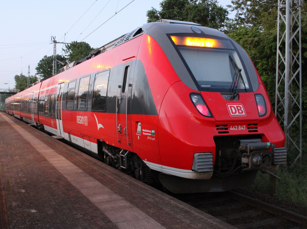 442 847 als S1(Warnemünde-Rostock)kurz vor der Ausfahrt um 04:18 Uhr im Haltepunkt Rostock-Bramow.05.06.2022