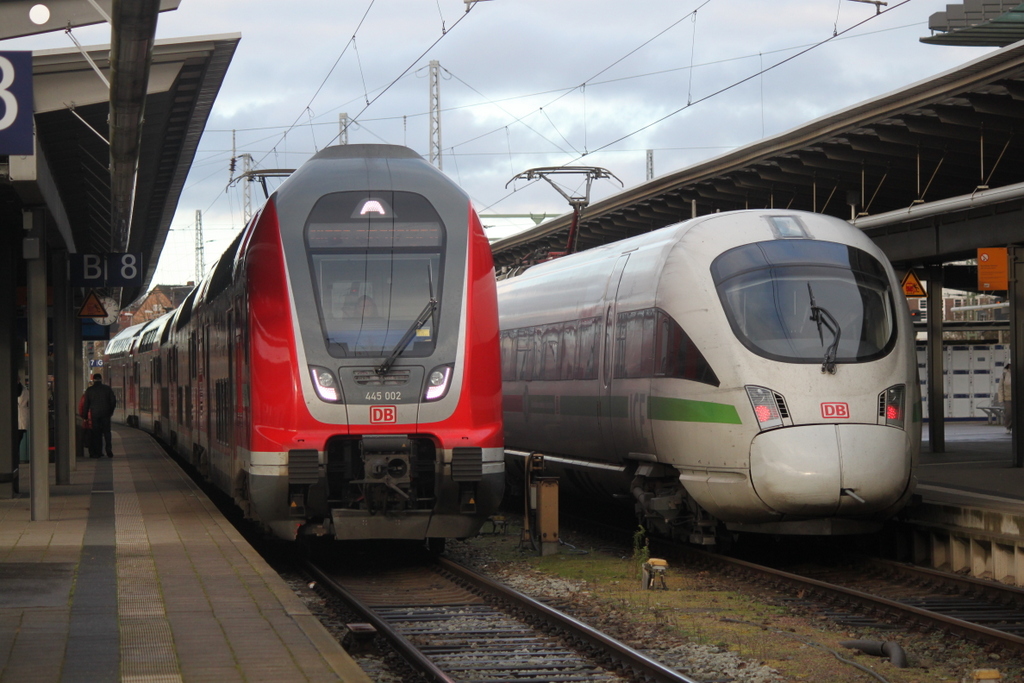 445 002 und 411 002 am Mittag des 27.12.2019 im Rostocker Hbf.