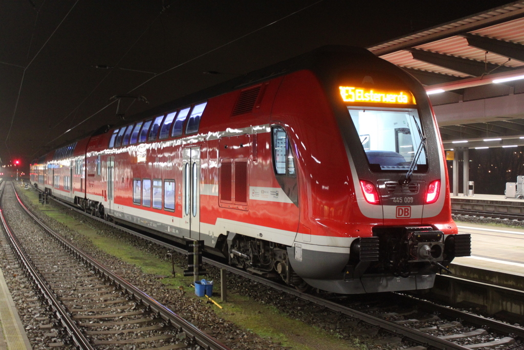 445 009-7+Twindexxwagen DBpza 782.1+445 007-1 waren am Morgen des 26.01.2017 als RE 4355 von Rostock Hbf nach Elsterwerda im Rostocker Hbf bereitgestellt.
