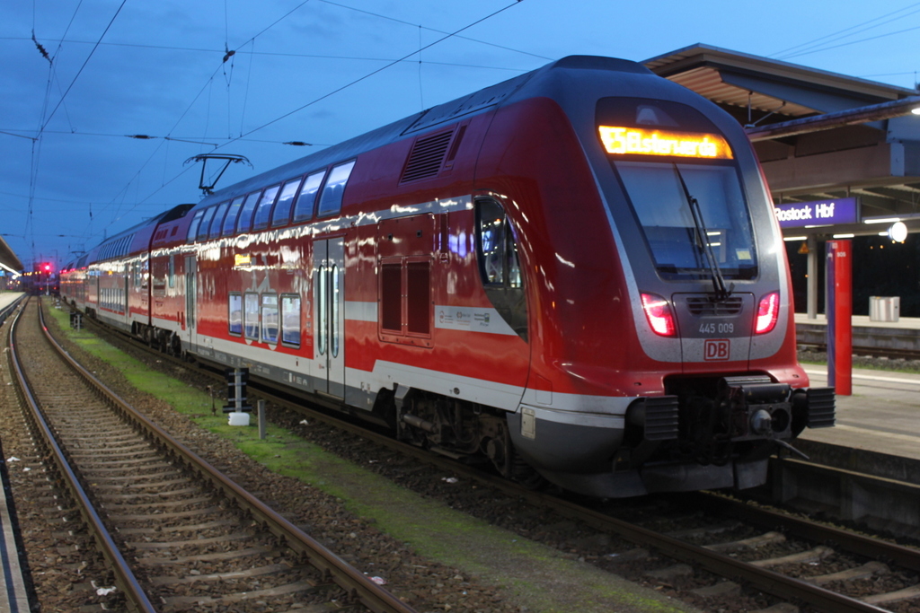 445 009 als RE5 von Rostock Hbf nach Elsterwerda stand am Abend des 25.10.2019 im Rostocker Hbf.