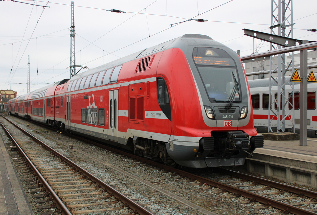 445 010 als RE 4361 von Rostock Hbf nach Berlin-Südkreuz kurz vor der Ausfahrt im Rostocker Hbf.07.04.2023