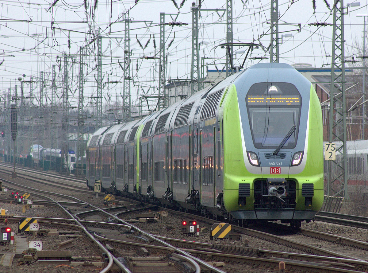 445 021 und 445 027 zusammen mit 445 011 und 445 035 als RE 70 von Kiel nach Hamburg. Neumnster 24.03.2018 