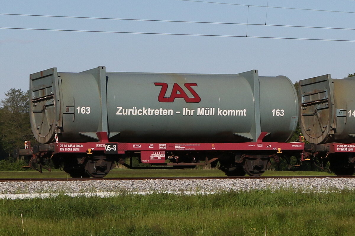 4454 005 (Lgms) mit einem  ZAS -Mllcontainer am 31. Mai 2021 bei Bernau am Chiemsee.