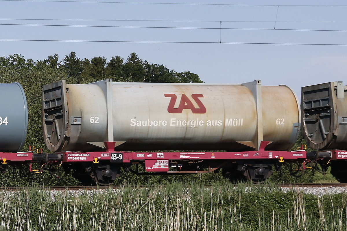 4454 043 (Lgms) mit einem Mll-Container am 3. Juni 2019 bei Bernau am Chiemsee.