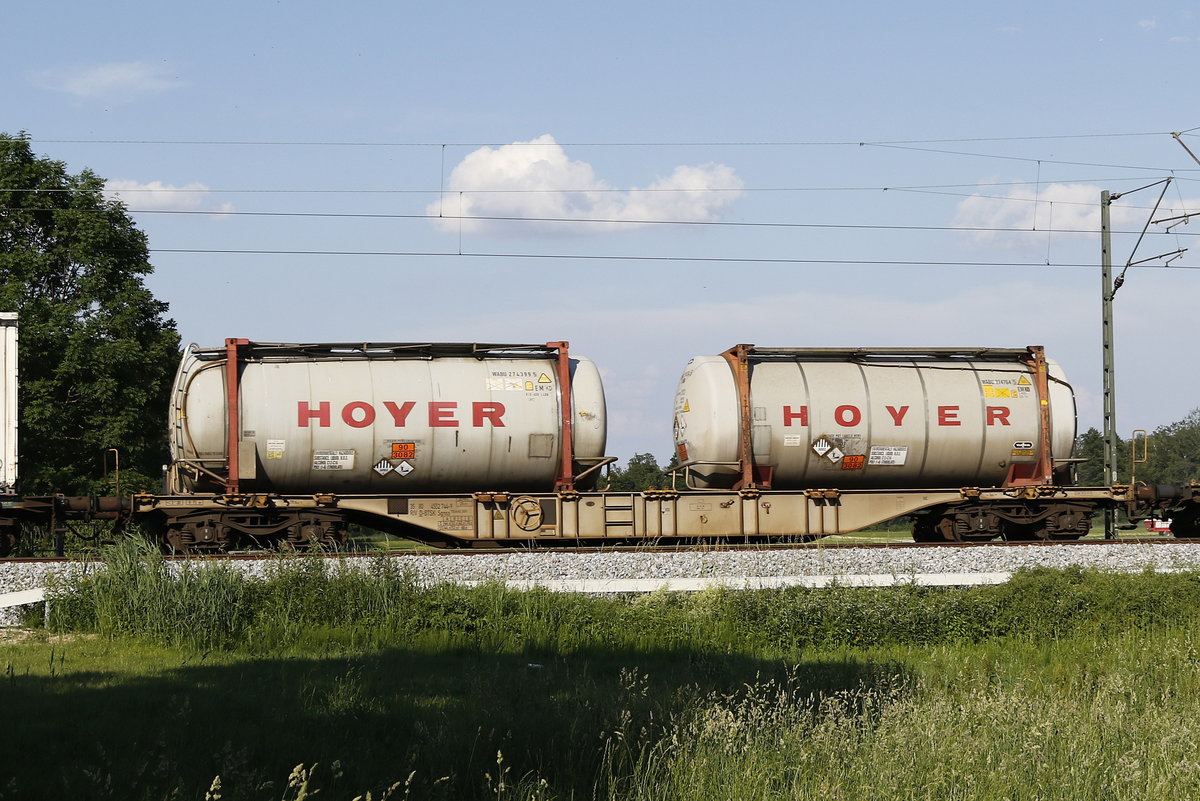 4552 744 (Sgnss) mit zwei containern der Firma  HOYER  am 18. Juni 2019 bei Bernau.