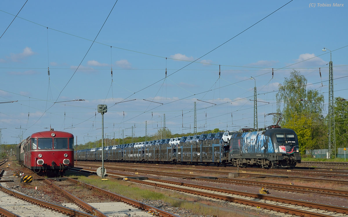 470 505 aus Ungarn (Paneurop�isches Picknick) bei der Durchfahrt mit dem Dacia-Zug durch Darmstadt-Kranichstein am 05.05.2016. Links steht die VT98 Einheit der Pfalzbahn