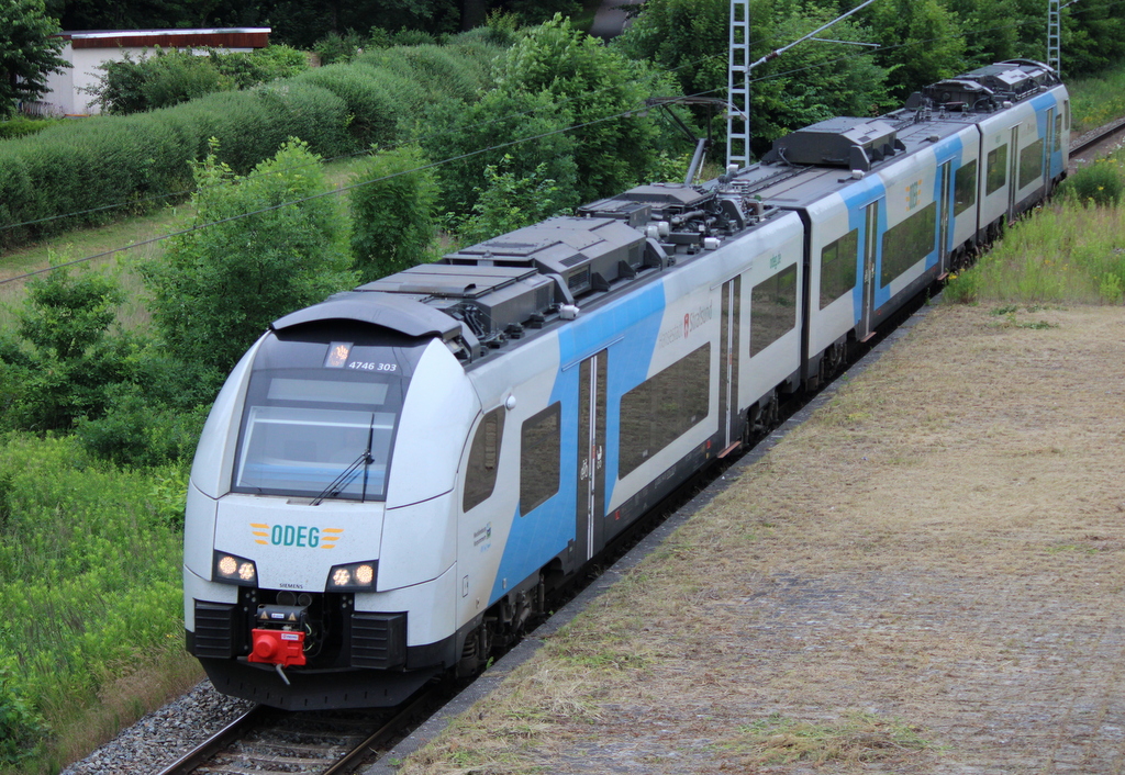 4746 303 als RE9(Sassnitz-Rostock)bei der Durchfahrt in Rostock-Kassebohm am Morgen des 03.07.2021