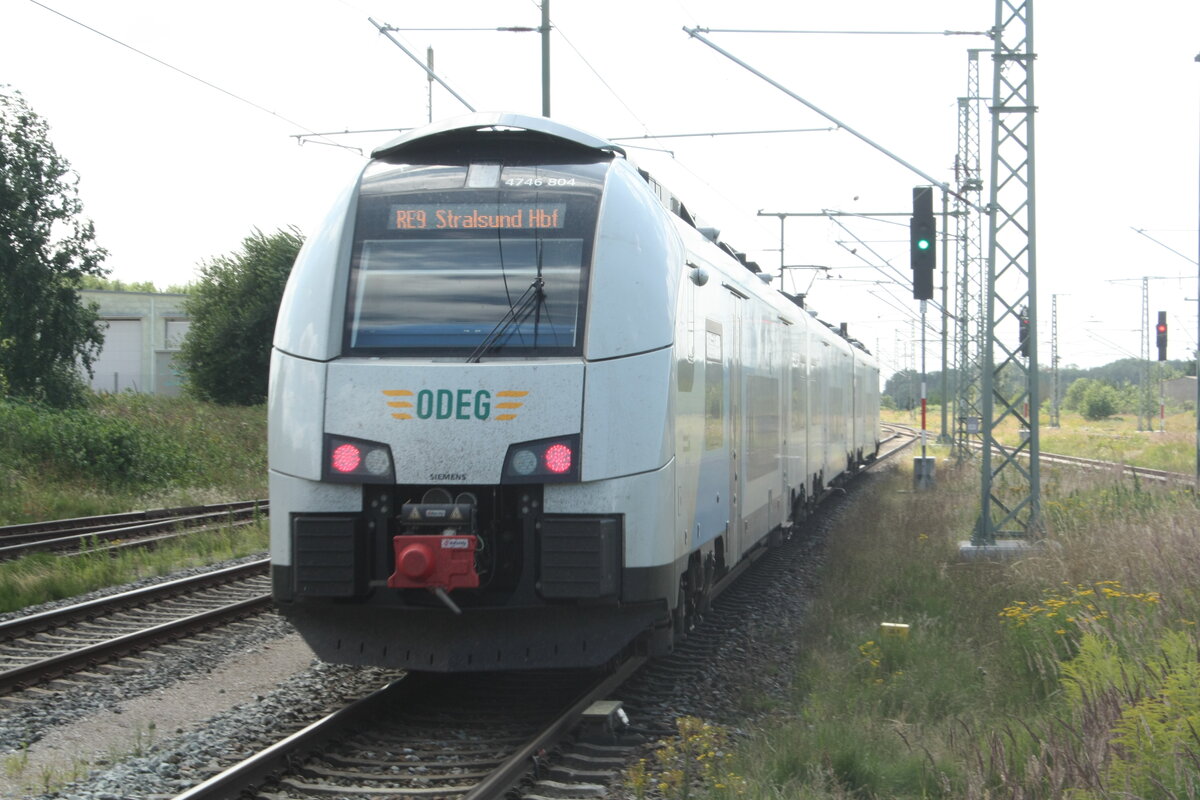 4746 804 verlsst den Bahnhof Bergen auf Rgen in Richtung Stralsund Hbf am 30.7.21