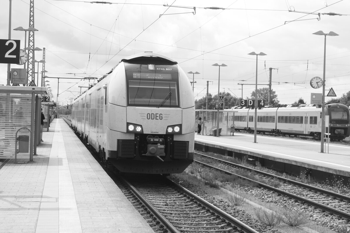 4746 807 der ODEG bei der Einfahrt in den Bahnhof Bergen auf Rgen am 1.8.21