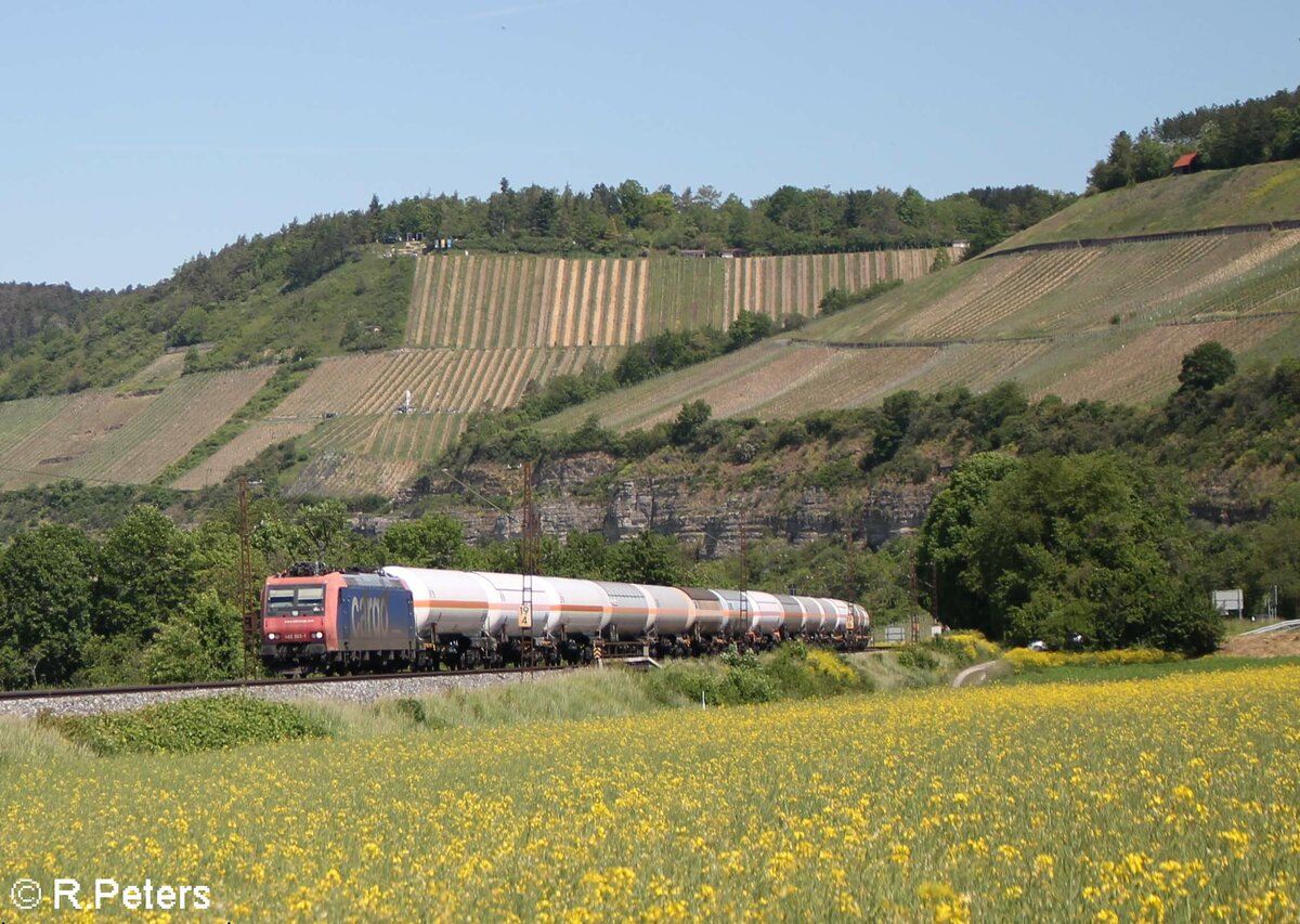 482 000-1 zieht ein Gaskesselzug bei Himmelstadt. 02.06.21