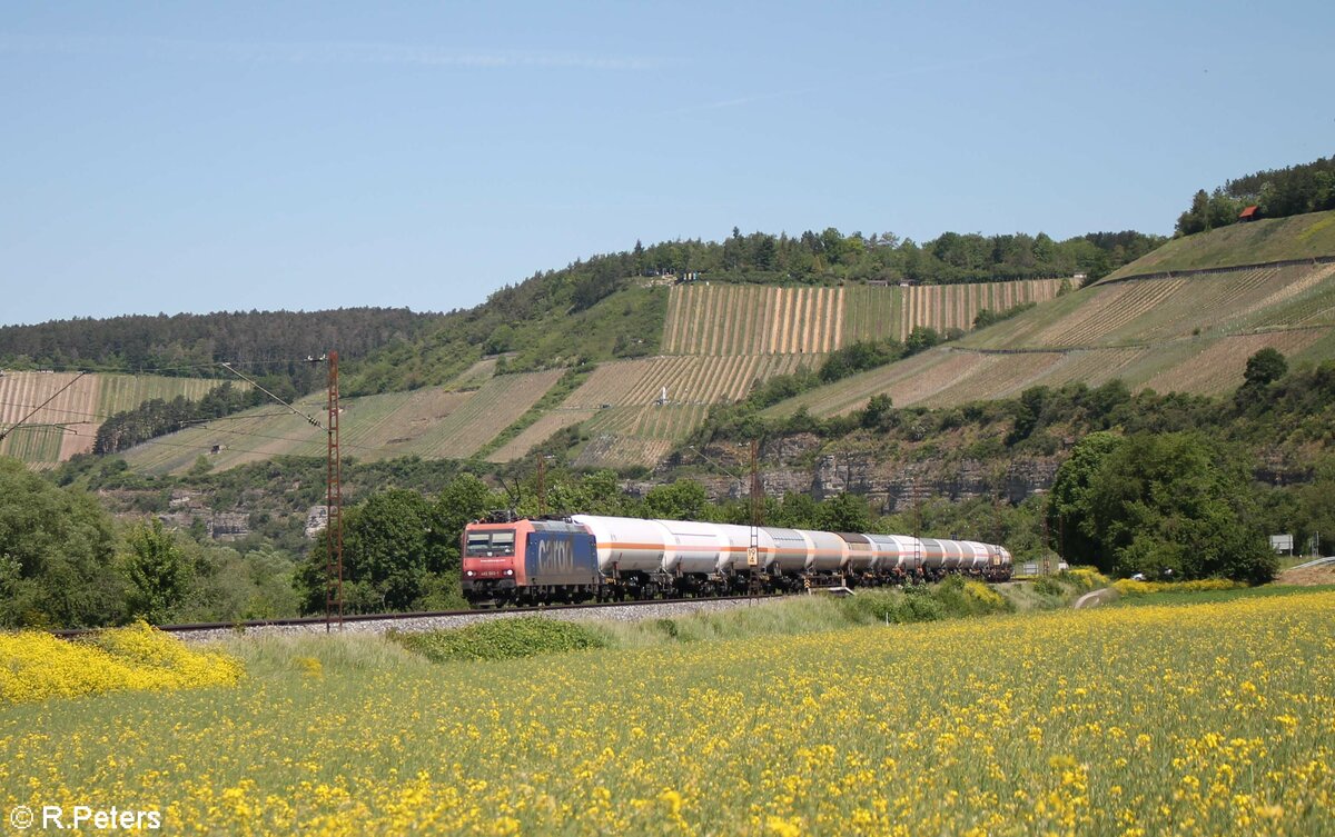 482 000-1 zieht ein Gaskesselzug bei Himmelstadt. 02.06.21