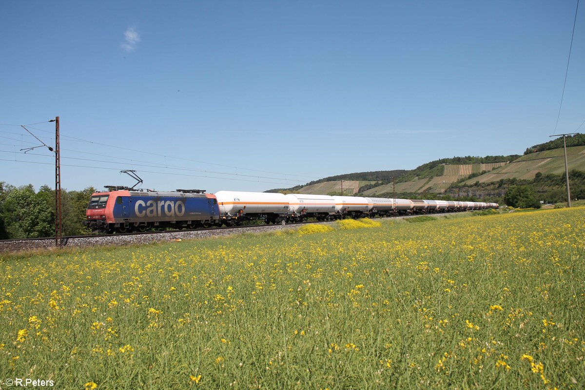 482 000-1 zieht ein Gaskesselzug bei Himmelstadt. 02.06.21