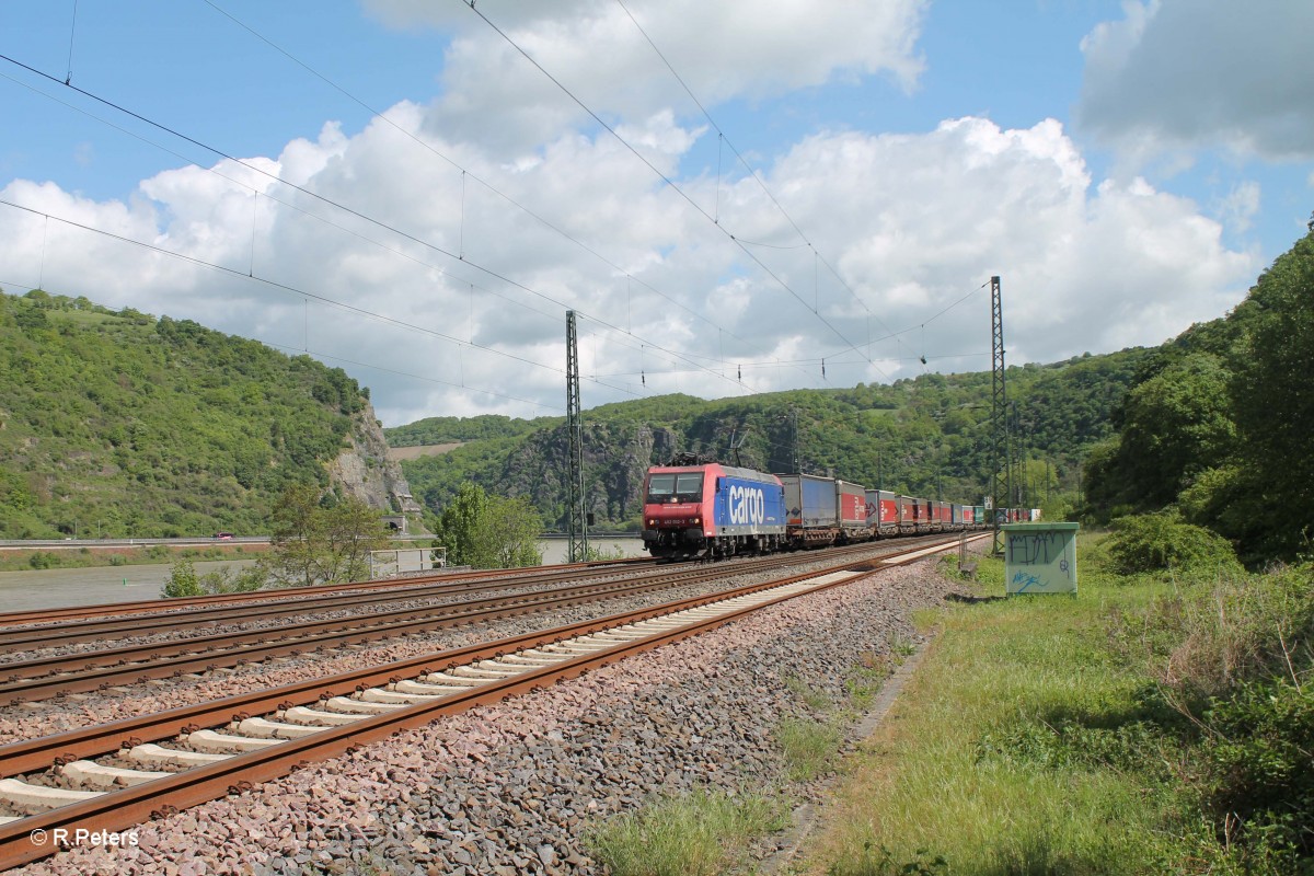 482 002-3 zieht ein Arcese Wechselpritschenzug durch den Loreley Betriebsbahnhof. 07.05.15