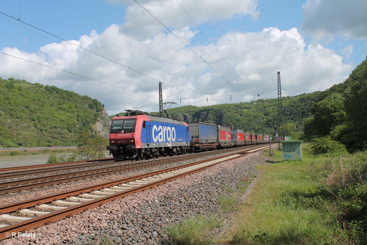 482 002-8 zieht einen ARCESE Wechselpritschenzug durch den Loreley Betriebsbahnhof. 07.05.15