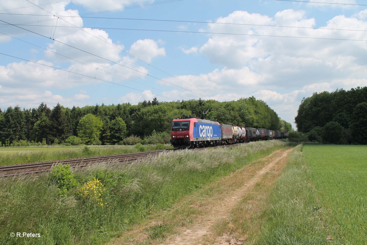 482 005-6 zieht einen KLV bei der Stromkreistrennstelle Bischofsheim. 20.05.15