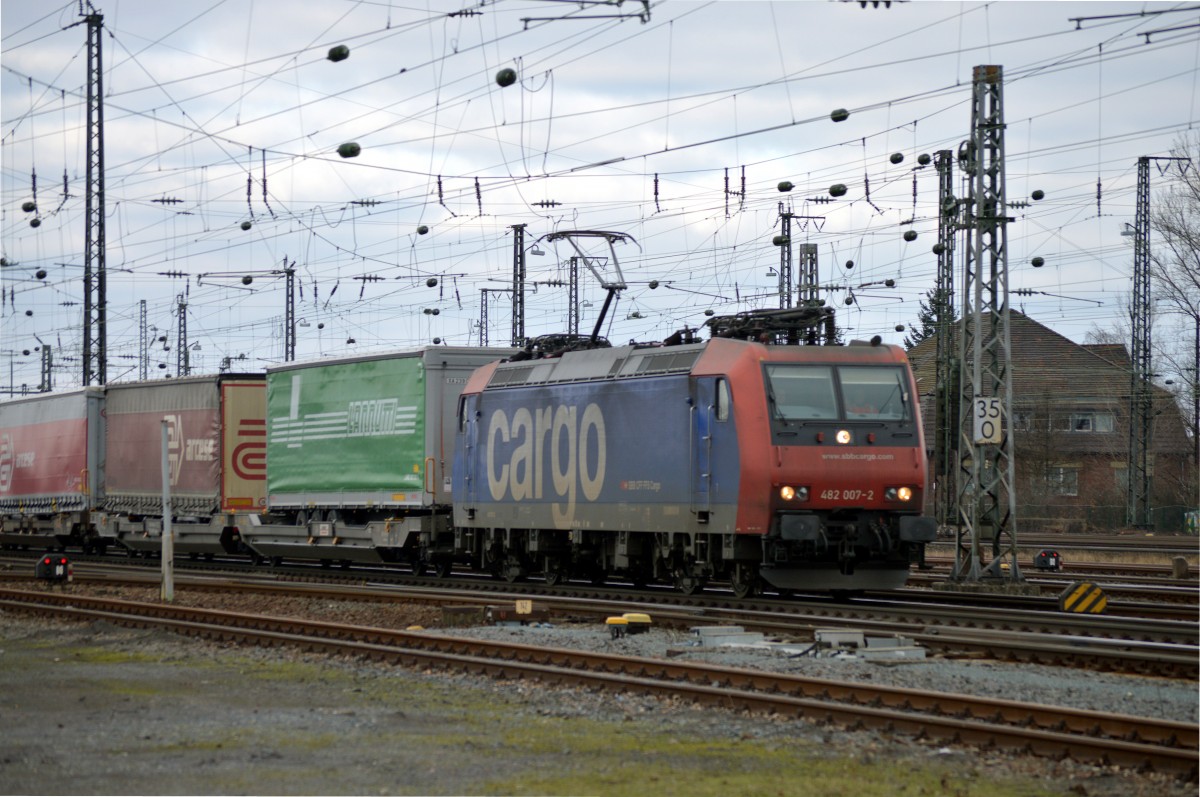482 007-2 von SBB Cargo durchfuhr mit einem G�terzug Darmstadt Hbf am 04.02.2015.