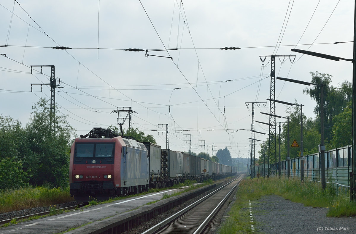 482 007 bei der Durchfahrt durch Weiterstadt am 05.06.2016