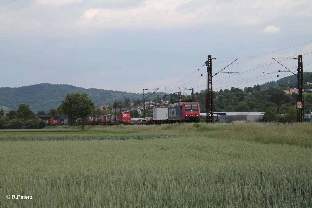 482 008-0 zieht bei Weinheim (Bergstrasse) einen Wechselpritschenzug gen Süden. 28.05.15