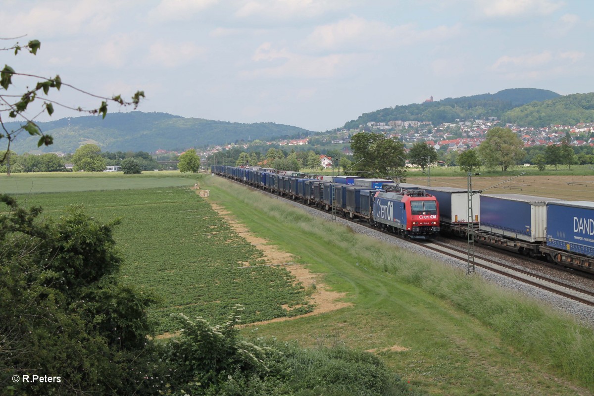 482 012-2 zieht bei Großsachsen-Heddesheim einen Containerzug in Richtung Mannheim/Heidelberg. 28.05.15