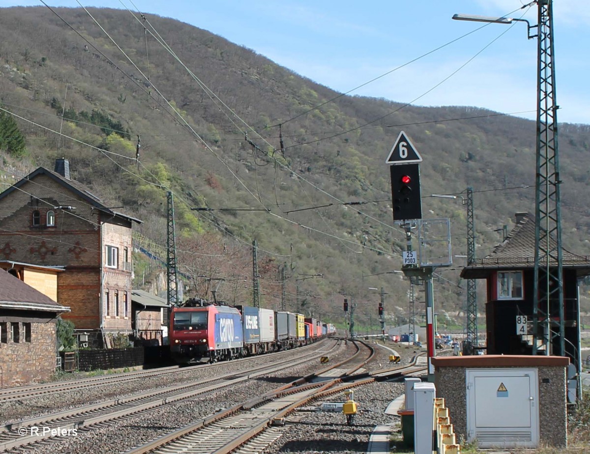 482 014-8 durchfährt Kaub mit einemWechselpritschen zug. 20.03.14