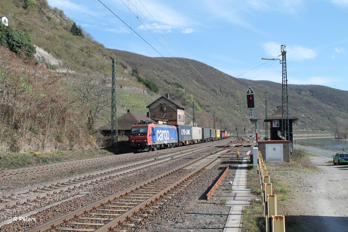 482 014-8 durchfährt Kaub mit einem Wechselpritschen zug. 20.03.14