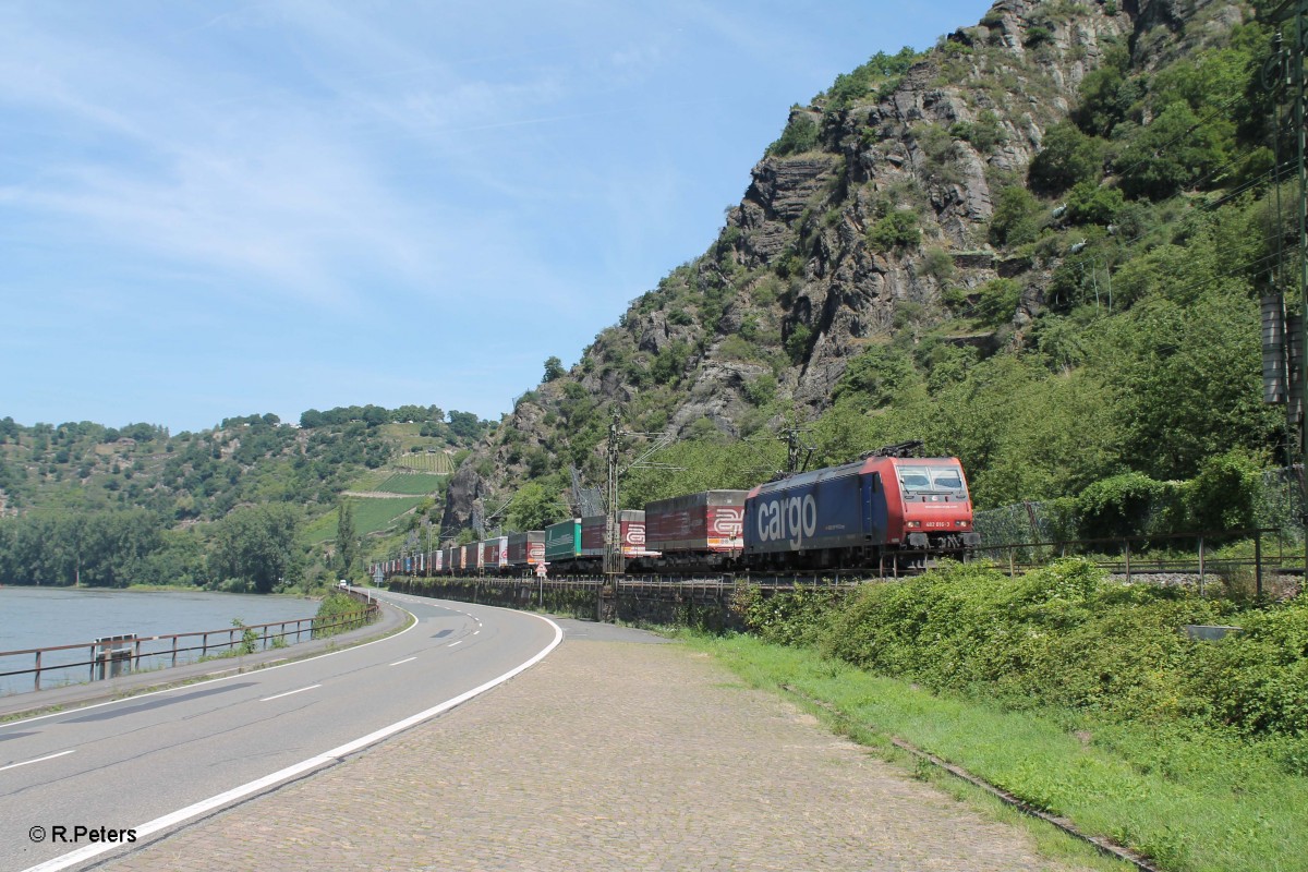 482 016 zieht kurz hinter der Loreley Arcese Wechselpritschenzug in Richtung Wiesbaden. 18.07.14